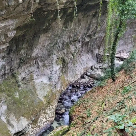 canyon e fiume limpido che scava nella roccia in località valle dell'orfento a caramanico terme