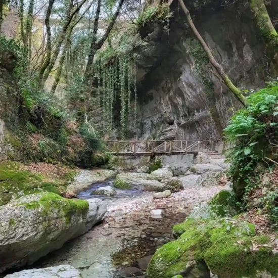 fiume orfento nella valle dell'orfento