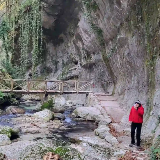 persona in visita all'interno della valle dell'orfento a a caramanico terme in abruzzo