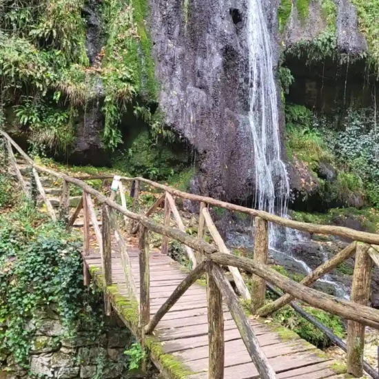 cascata con ponte in legno nella valle dell'orfento