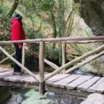 Escursionista in visita nella valle dell'Orfento a Caramanico terme in Abruzzo