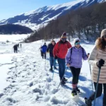 Escursionisti durante una ciaspolata sulla neve nel bosco di sant'Antonio a Pescocostanzo in Abruzzo